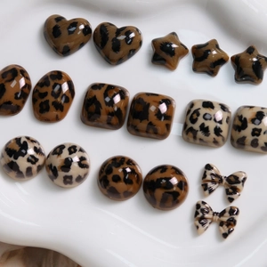 DIY luipaardhars bedeltjes in hart-, ster- en strikvormen met een glanzende finish