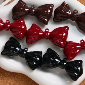 Glanzende strik hangers in donkerrood en zwart met lus voor DIY sieraden maken