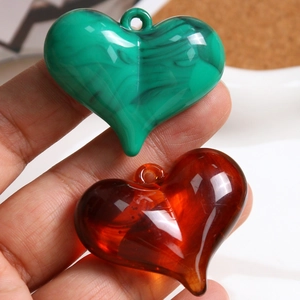 Retro-Marmor-Herzanhänger in Smaragdgrün und bernsteinfarbenem Harz für DIY-Schmuck
