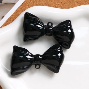 Close-up van glanzende zwarte strikbedels voor DIY-sieraden en gepersonaliseerde sleutelhangers