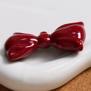 Donkerrode strikhanger van acryl met hoogglans afwerking voor het maken van DIY-sieraden