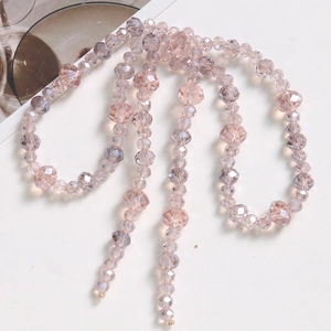 Gros plan de perles de cristal violet clair facettées pour bijoux et accessoires DIY