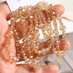 Vue macro de perles en cristal champagne avec taille facettée sur carte mode
