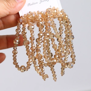 Détail d'un bracelet multicouche en perles de cristal champagne sur carte bijoux