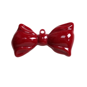 Gepolijste rode strikhanger met glanzende emaille afwerking en lus voor DIY-accessoires