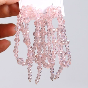 Détail macro de perles en cristal facetté rose clair avec haute réfraction pour DIY
