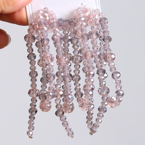 Détails des boucles d'oreilles à pompons en perles de cristal violet clair et argent