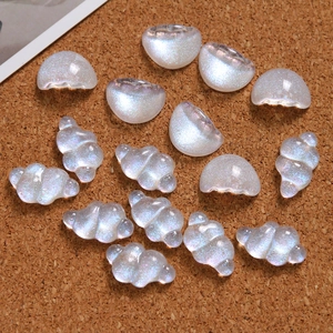 Detail von glitzernden Harz-Mond- und Wolkenanhängern für DIY-Schmuck und Haar-Accessoires
