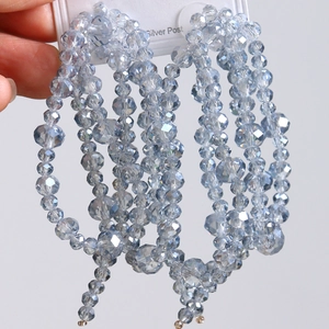 Boucles d'oreilles pendantes en cristal bleu clair fait main avec tige en argent élégant
