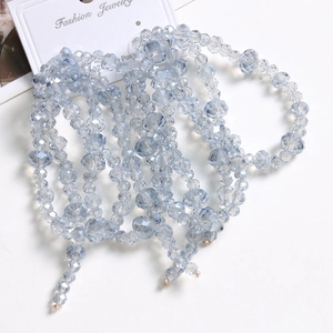 Détail de perles en cristal facetté bleu clair et accessoires de bijoux en argent 925