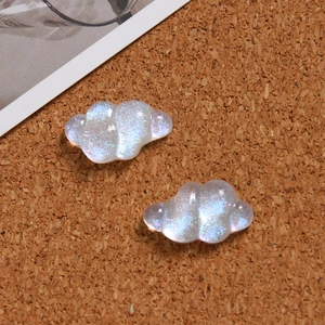 Detailaufnahme glitzernder Harz-Wolkenanhänger mit irisierendem Perlmutt-Finish für DIY