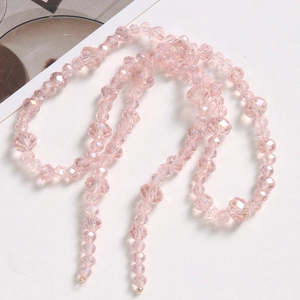 Vue macro de la chaîne de perles en cristal rose clair pour création de bijoux DIY