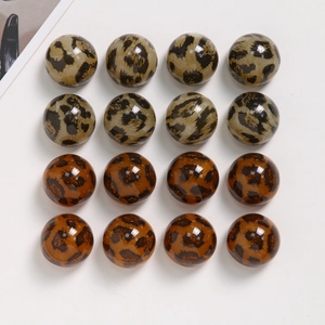 Detaillierte Draufsicht auf 16 runde Acrylperlen mit Leopardenmuster für DIY-Schmuck