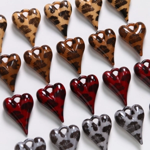 Gros plan de pendentifs cœurs brillants à motif léopard pour la création de bijoux DIY