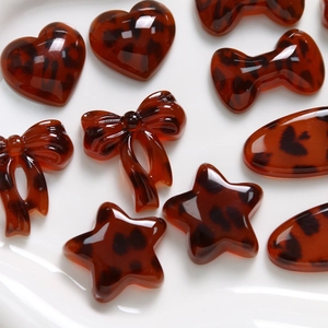 Bruine schildpad hars bedeltjes in hart ster en strikvorm voor DIY-sieraden maken