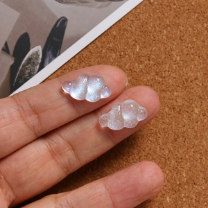 Nahaufnahme von glitzernden Harzwolken-Anhängern mit irisierendem Glanz für DIY-Schmuck