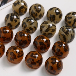 Nahaufnahme der Acrylperlen mit Leopardenmuster für DIY-Ohrringe und Schmuck