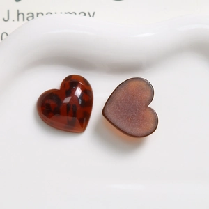 Macro-opname van bruine luipaardprint hars hartjes voor DIY-sieraden en haaraccessoires