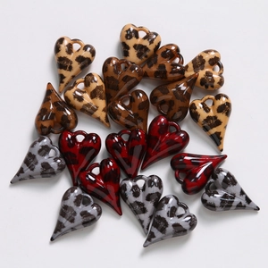 Détail macro de pendentifs cœur à motif léopard pour bijoux DIY et porte-clés