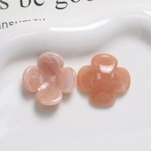 Detail van hars bloembedeltjes met marmeren textuur voor DIY-sieraden maken
