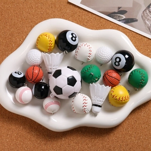 Verschiedene Sportanhänger wie Fußball und Basketball für DIY-Schlüsselanhänger