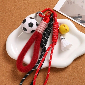 Kreative Sport-Schlüsselanhänger mit Miniatur-Fußball, Badminton und Tennisball Anhängern