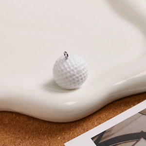 Detailansicht des Mini-Golfball-Anhängers mit realistischer Textur auf Keramiktablett