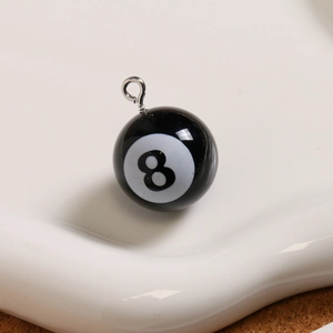 Nahaufnahme von schwarzem Billard-Nr. 8 Schlüsselanhänger mit Silberring und Glanz-Finish