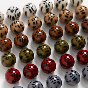 Vue détaillée de perles en résine à motif léopard pour bijoux DIY et coques de téléphone