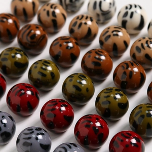 Vue macro de perles en résine léopard colorées pour accessoires de boucles et coques de téléphone