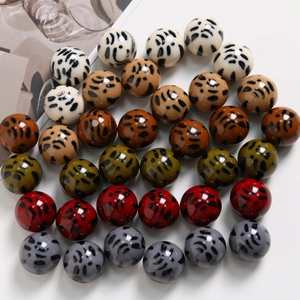 Gros plan détaillé de perles en résine colorées motif léopard pour bijoux et coques DIY