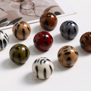 Gros plan de perles rondes en résine à motif léopard pour bijoux DIY et accessoires