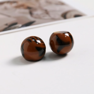 Détail macro de perles en résine léopard brillantes pour bijoux DIY et coques de téléphone