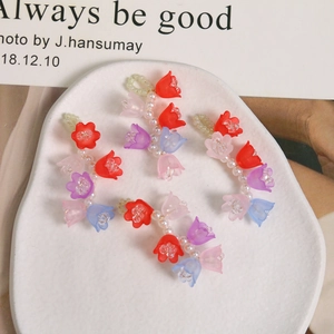 Pendentifs tulipes en résine mate avec perles blanches sur un plateau en céramique