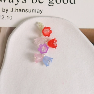 Détail d'un pendentif muguet en cristal givré coloré sur une assiette en céramique