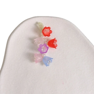 Pendentif floral muguet fait main avec fleurs en résine colorées et perles