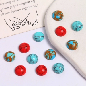 Makroaufnahme von 10mm runden Türkis-Cabochons mit Riss-Textur für DIY-Schmuck