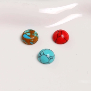 Makro-Detail von 10mm runden Cabochon-Türkissteinen für DIY-Schmuck und Accessoires