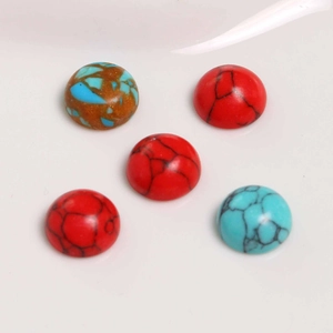 Nahaufnahme von 10mm Cabochons im Türkis-Stil in Rot und Blau für DIY-Schmuck