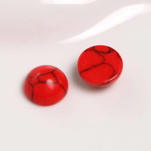 Nahaufnahme von 10mm roten Türkis-Cabochons mit schwarzen Spinnennetz-Mustern