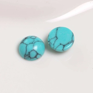 Makro-Detail von 10 mm runden Türkis-Cabochons mit natürlichen schwarzen Matrix-Adern