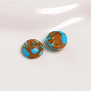 Detail von 10mm flachen Cabochon-Türkisperlen mit Goldglitzer und blauen Mustern