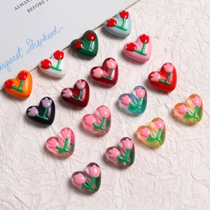Vista dettagliata di perline a forma di cuore con motivi a tulipano per gioielli DIY