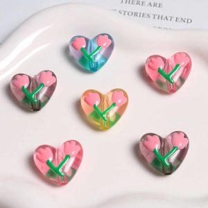 Perline a tulipano a forma di cuore per gioielli fai-da-te su piatto bianco
