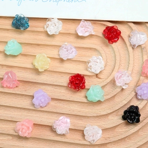 Dettaglio di perline a forma di rosa in resina colorata per gioielli e accessori fai da te