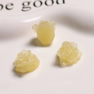 Primo piano di tre rose in resina giallo chiaro per la creazione di gioielli fai-da-te