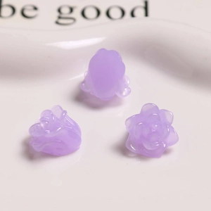 Dettaglio di tre ciondoli a rosa in resina lavanda per gioielli e accessori fai da te