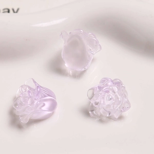 Macro di tre petali di rosa in resina viola chiaro per gioielli fai da te su vassoio