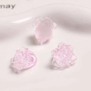 Dettaglio macro di rosa in resina rosa chiaro per gioielli fai-da-te e accessori per capelli
