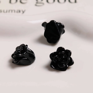 Macro di tre perline a forma di rosa in resina nera lucida per gioielli e accessori fai da te